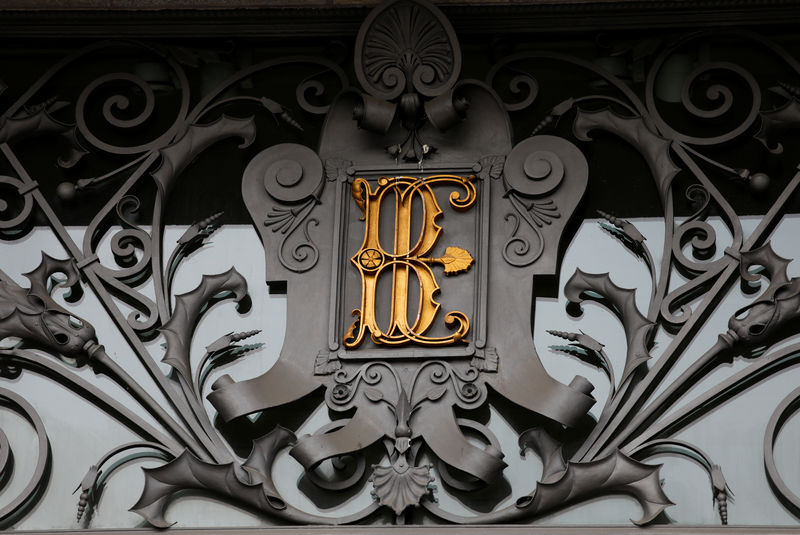 © Reuters. An emblem on an entrance to the Bank of Spain building is seen in Madrid