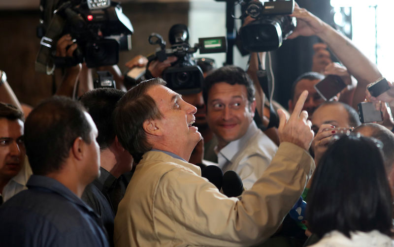 © Reuters. Candidato do PSL à Presidência, Jair Bolsonaro, acena a simpatizantes durante entrevista coletiva no Rio de Janeiro