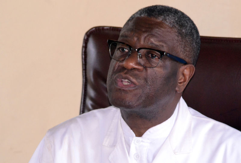 © Reuters. Ginecologista Denis Mukwege, vencedor do Nobel da Paz, dá entrevista coletiva na República Democrática do Congo