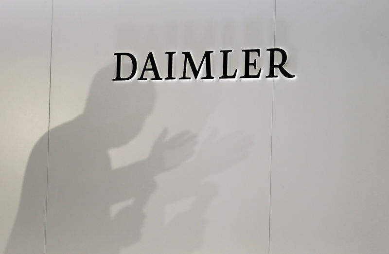 © Reuters. Daimler emite una alerta sobre los beneficios por problemas con motores diésel