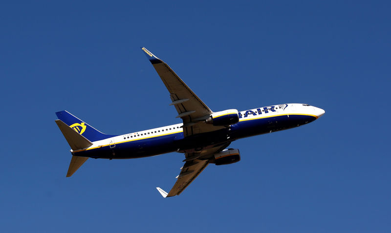 © Reuters. FILE PHOTO: A Ryanair Boeing 737 aircraft takes-off from Paris-Beauvais airport in Tille