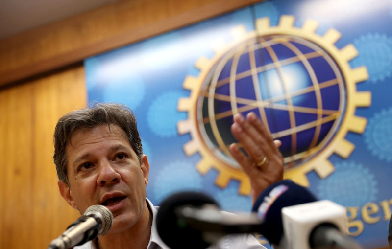 © Reuters. Candidato do PT à Presidência, Fernando Haddad, durante entrevista coletiva no Rio de Janeiro