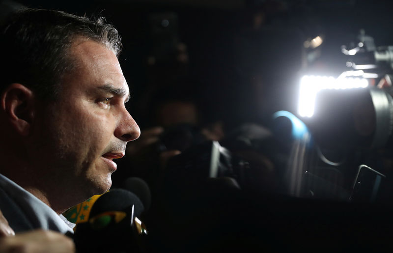 © Reuters. Flávio Bolsonaro concede entrevista em Juiz de Fora