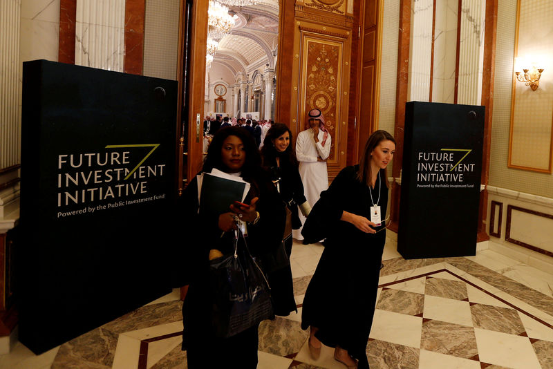 © Reuters. FILE PHOTO: Participants walk during the Future Investment Initiative conference in Riyadh
