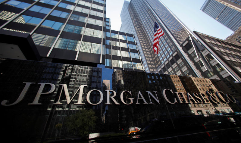 © Reuters. FILE PHOTO: JP Morgan Chase & Co sign outside headquarters in New York