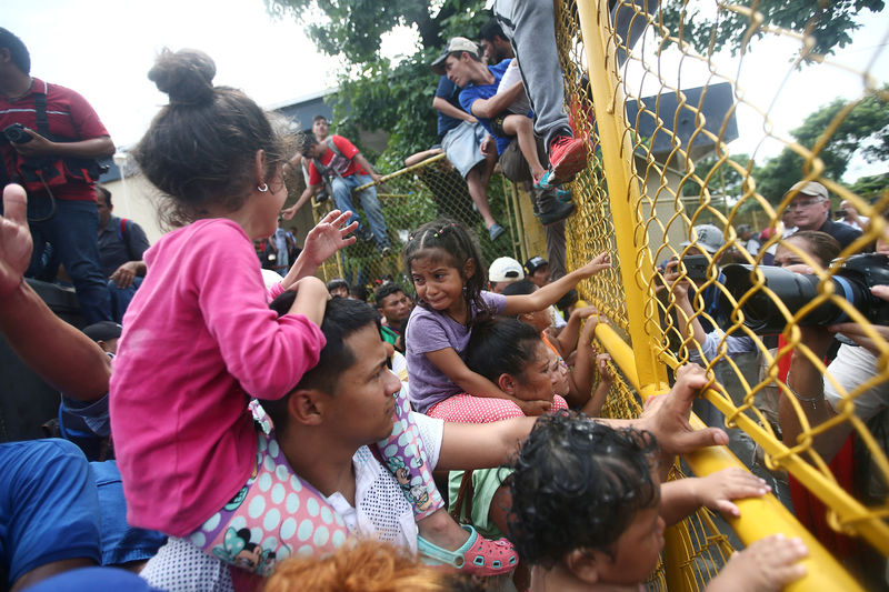 © Reuters. Imigrantes de Honduras em posto de controle entre Guatemala e México em Tecun Uman