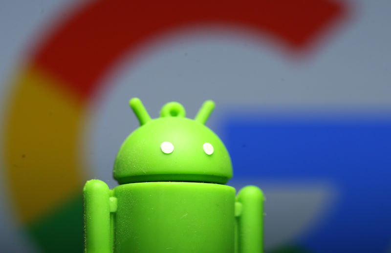 © Reuters. A 3D printed Android mascot Bugdroid is seen in front of a Google logo in this illustration