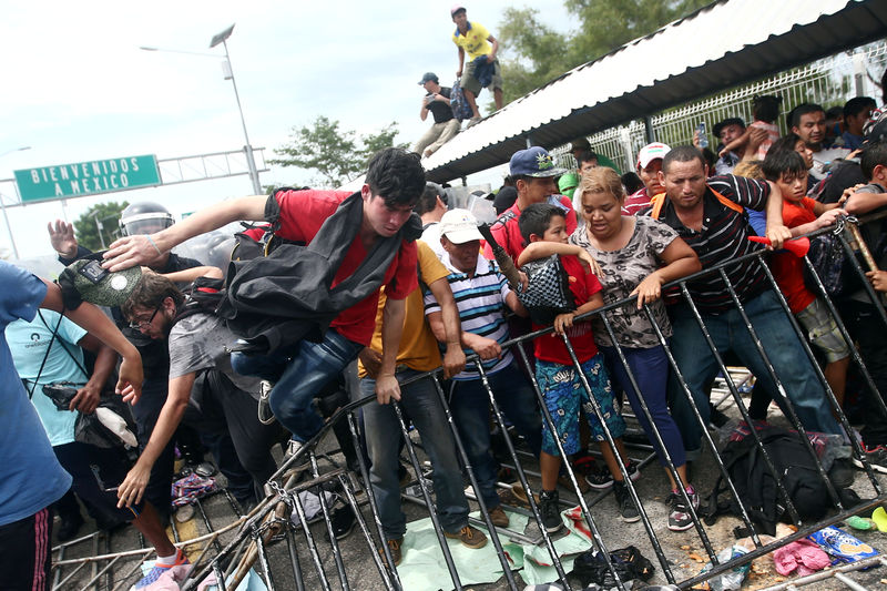 © Reuters. مئات المهاجرين يحاولون اختراق الحدود بين جواتيمالا والمكسيك