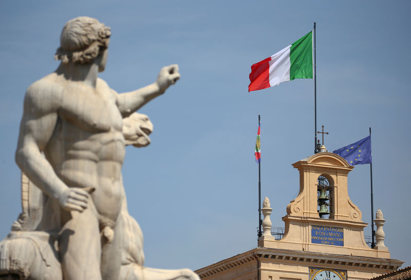 © Reuters. The Italian flag waves over the Quirinal Palace in Rome