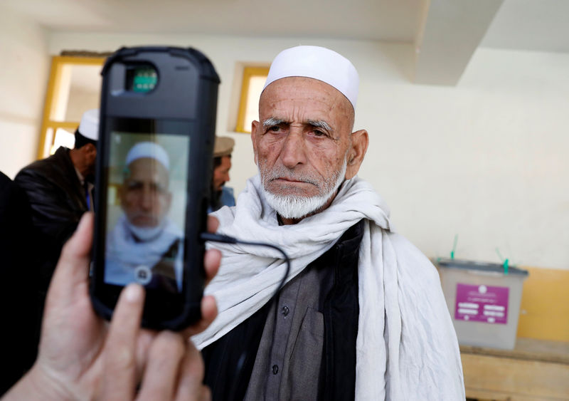 © Reuters. تمديد التصويت في دوائر انتخابية أفغانية حتى الأحد بسبب الفوضى