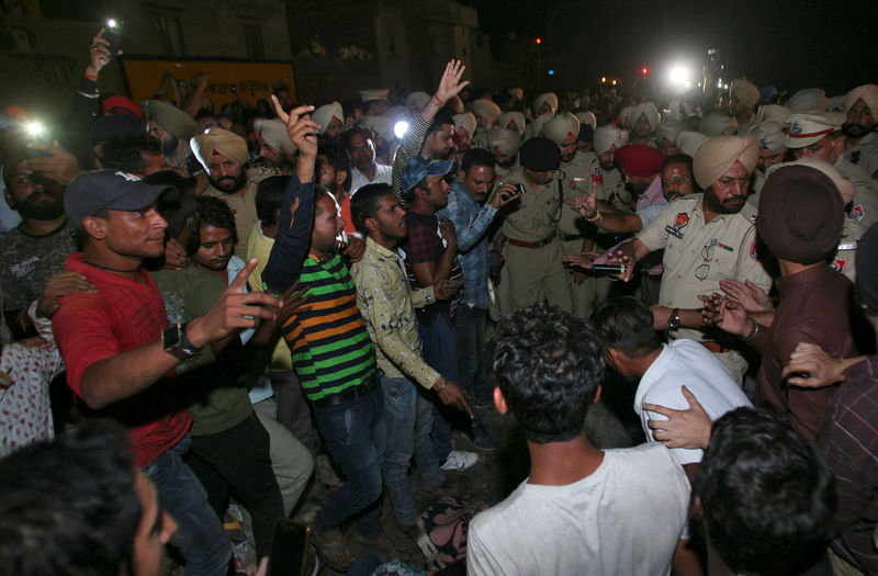 © Reuters. مسؤولون في الهند يتبادلون اللوم في حادث قطار مروع