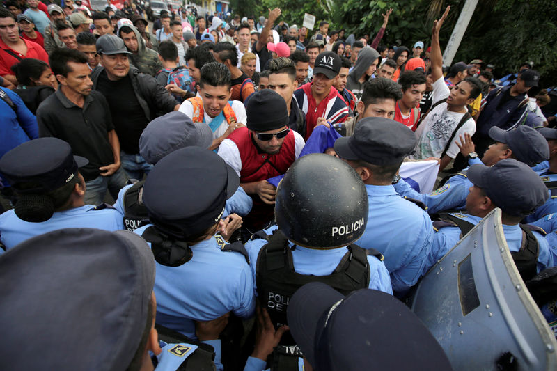 © Reuters. مئات المهاجرين يحتشدون على جسر بين جواتيمالا والمكسيك