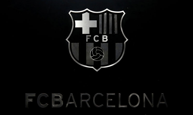 © Reuters. FILE PHOTO: FC Barcelona's logo is seen during a news conference