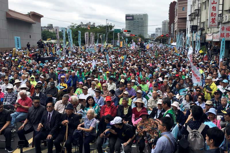 © Reuters. آلاف يتظاهرون في تايوان للمطالبة باستفتاء على الاستقلال
