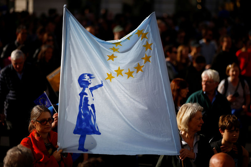 © Reuters. Protesters participating in an anti-Brexit demonstration listen to a speaker in Parliament Square, central London,