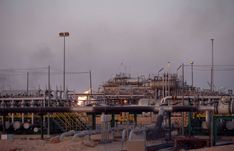 © Reuters. وزير النفط العراقي: شرطة النفط الوطنية الجديدة تستهدف إنتاج 7 ملايين برميل يوميا