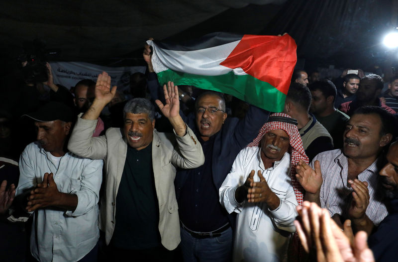 © Reuters. People celebrate after Israel delays eviction of the Palestinian Bedouin village of Khan al-Ahmar, in the occupied West Bank