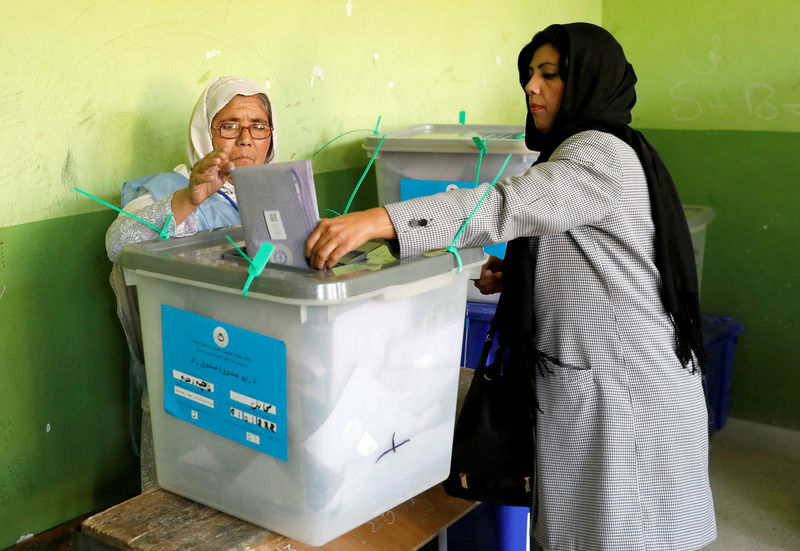 © Reuters. تمديد ساعات التصويت في الانتخابات البرلمانية الأفغانية