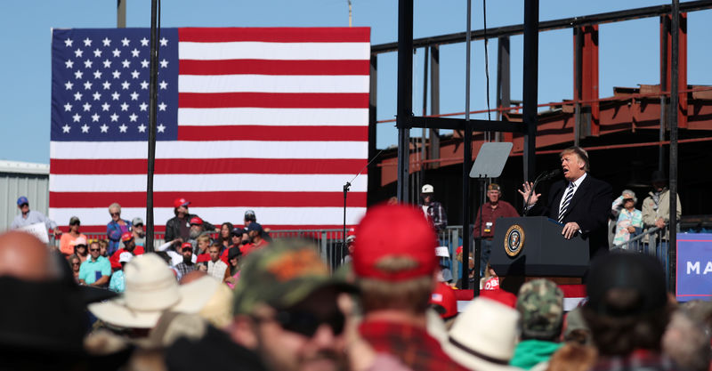 © Reuters. El presidente de Estados Unidos, Donald Trump, habla durante un acto de campaña en el aeropuerto regional de Elko, en Elko, Nevada