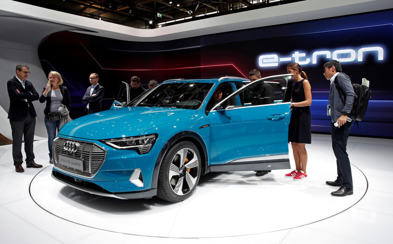 © Reuters. FILE PHOTO: The Audi e-tron 5S Quattro at the Paris auto show