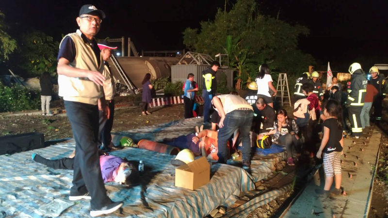© Reuters. 17 قتيلا على الأقل في حادث قطار بتايوان