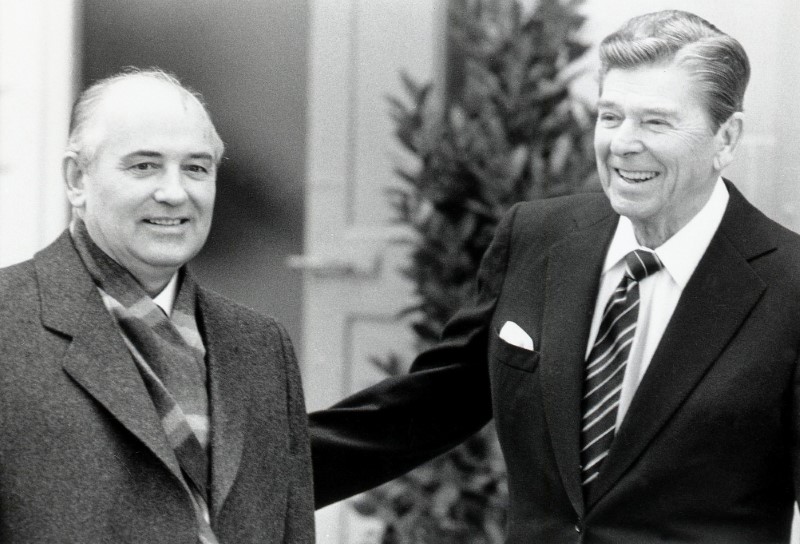 © Reuters. Foto de arquivo de ex-líder soviético Mikhail Gorbachev (esq) com ex-presidente dos EUA Ronald Reagan