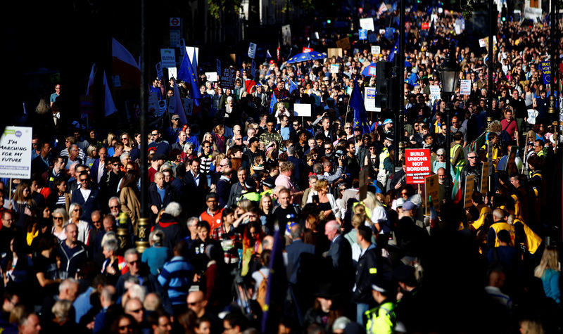 © Reuters. Manifestantes em Londres pedem novo referendo contra Brexit