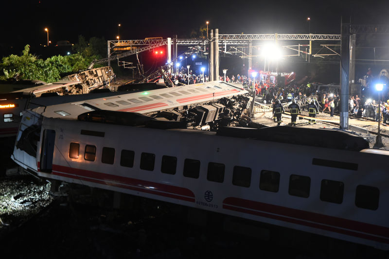 © Reuters. Equipes de resgate fazem buscas em trem descarrilado em Taiwan