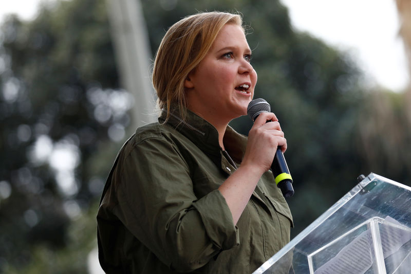 © Reuters. Atriz Amy Schumer participa de manifestação contra armas em Los Angeles, em março