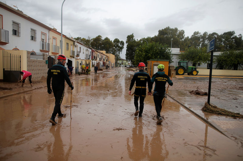 © Reuters. السيول تقتل رجل إطفاء في جنوب إسبانيا