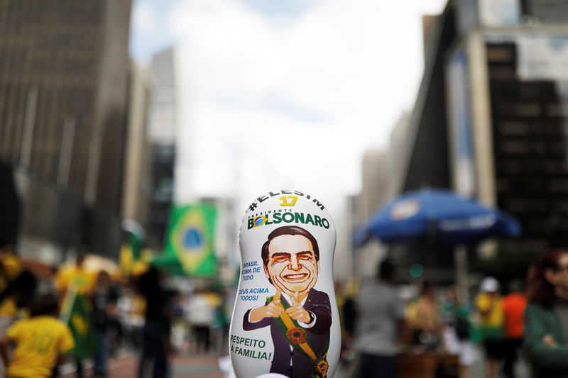 © Reuters. Balão com imagem do candidato de extrema-direita à Presidência da República Jair Bolsonaro durante manifestação em SP