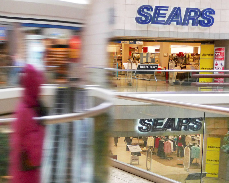 © Reuters. FILE PHOTO: A view of a Sears store at Fair Oaks Mall in Fairfax, Virginia