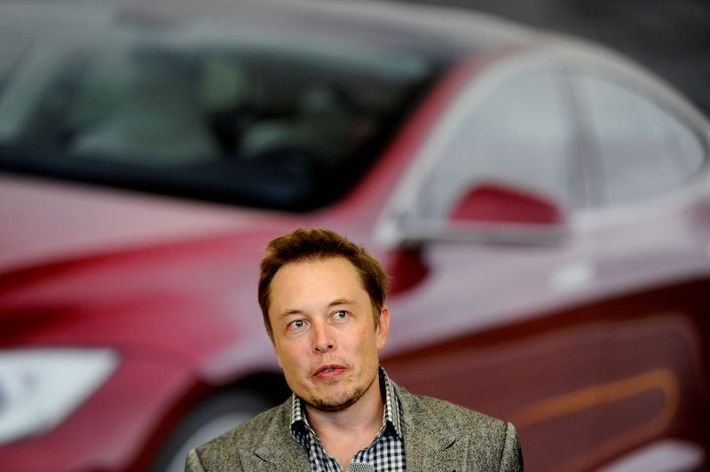 © Reuters. FILE PHOTO: Tesla Chief Executive Office Elon Musk speaks at his company's factory in Fremont