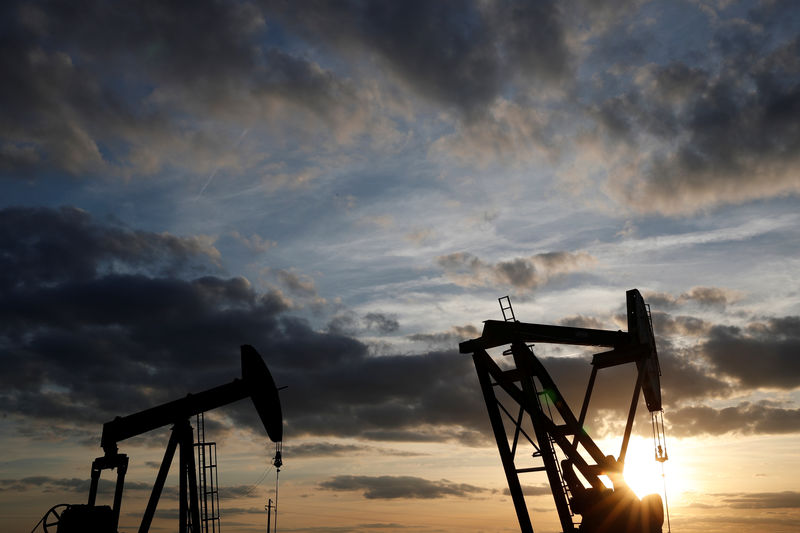 © Reuters. Oil pumps are seen at sunset outside Vaudoy-en-Brie