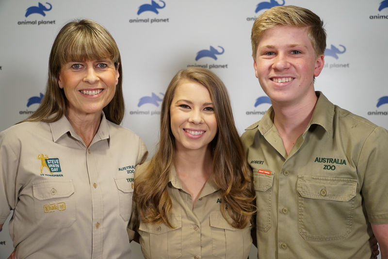 © Reuters. Terri, wife of the late Steve Irwin, her daughter Bindi and son Robert, pose together at the launch of their new family show on the Animal Planet television channel in London
