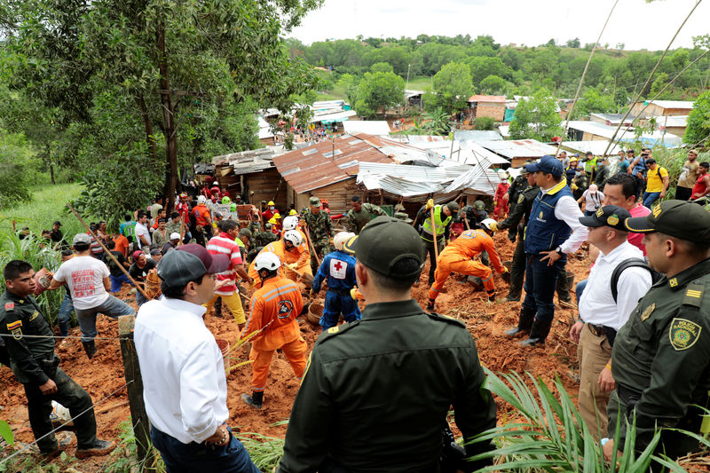 © Reuters. Un deslizamiento de tierras deja nueve muertos en ciudad del centro de Colombia