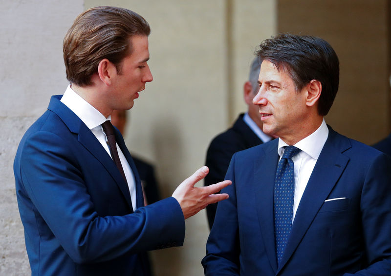 © Reuters. Austrian Chancellor Sebastian Kurz and Italian Prime Minister Giuseppe Conte talk at Chigi palace in Rome