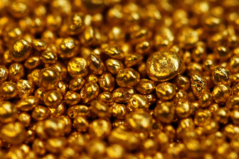 © Reuters. الذهب يرتفع بفعل تراجع الدولار والمخاوف العالمية