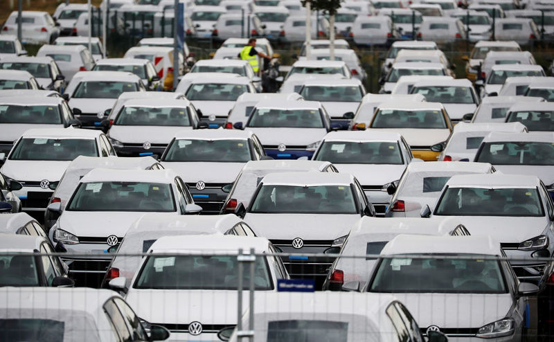 © Reuters. New Volkswagen cars are seen at the Berlin Brandenburg international airport Willy Brandt (BER) in Schoenefeld