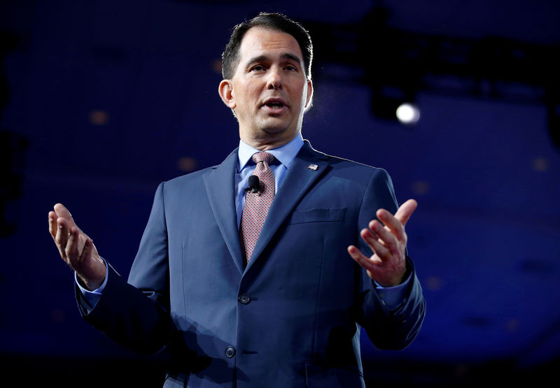 © Reuters. FILE PHOTO: Wisconsin Governor Scott Walker speaks during the Conservative Political Action Conference (CPAC) in National Harbor, Maryland