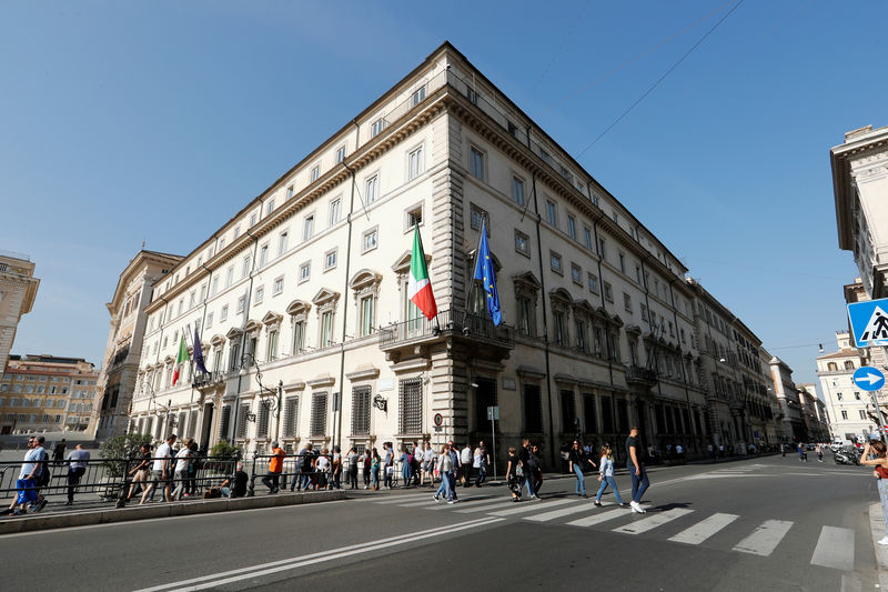© Reuters. Italia mantiene sus presupuestos, pero dice que vigila la deuda y el déficit