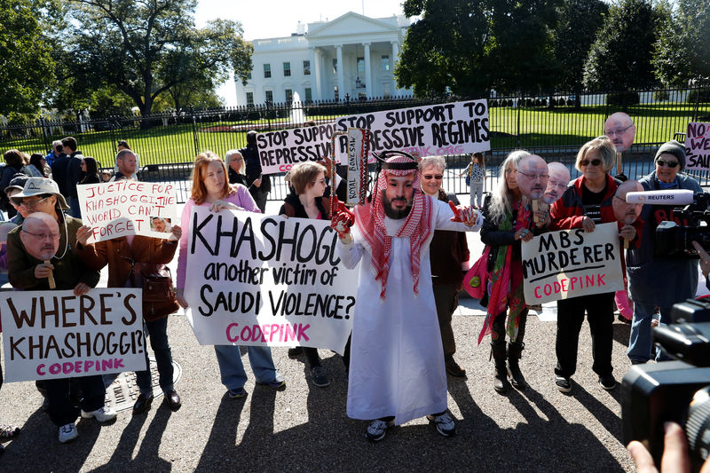 © Reuters. Manifestantes protestam em frente à Casa Branca pedindo sanções à Arábia Saudita pelo assassinato do jornalista Jamal Khashoggi