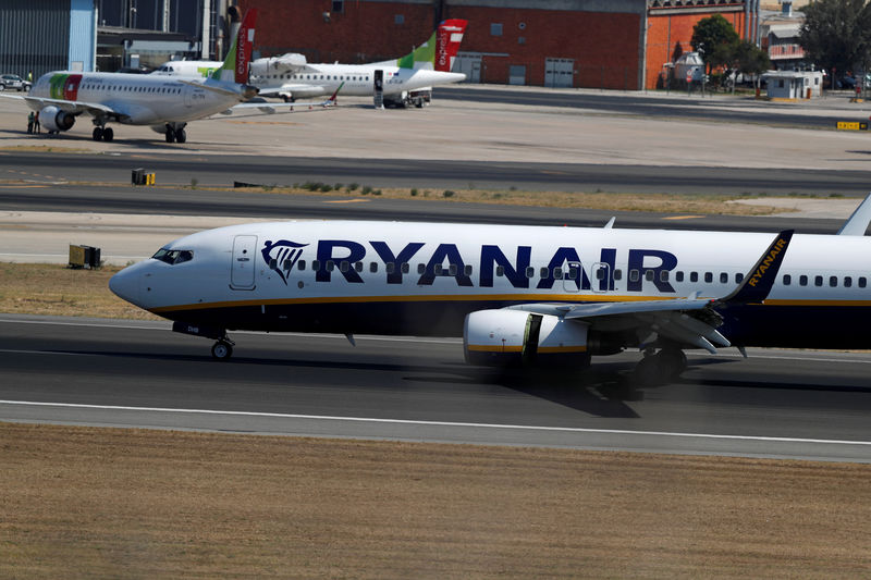 © Reuters. A Ryanair plane taxis at Lisbon's airport