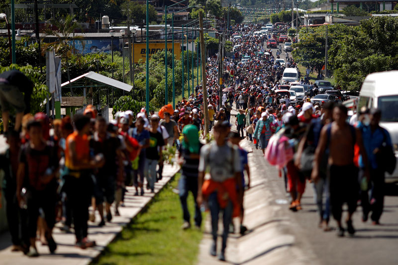 © Reuters. Imigrantes da América Central caminham pelo México em caravana a caminho dos EUA