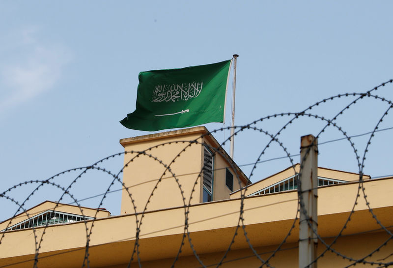 © Reuters. Bandeira da Arábia Saudita no consulado do país em Istambul