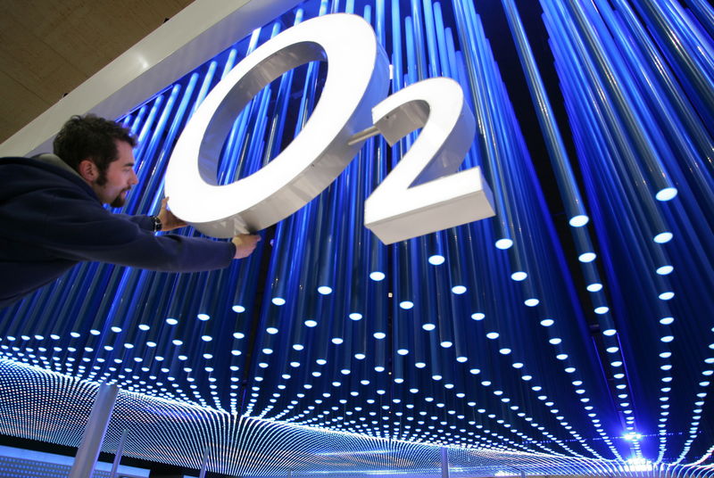 © Reuters. Логотип британского сотового оператора O2 перед выставкой CeBIT в Ганновере