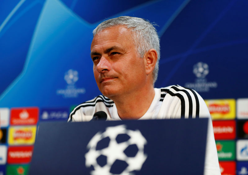 © Reuters. Mourinho no está interesado en el Real Madrid, quiere quedarse en el United
