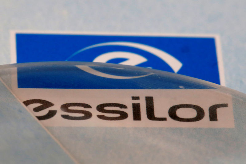 © Reuters. FILE PHOTO: Lens producers Essilor' s logo is seen in an optician shop in Paris