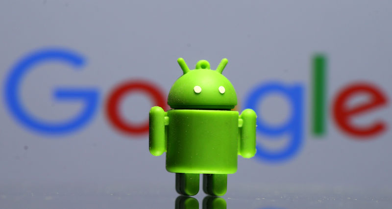 © Reuters. FILE PHOTO: A 3D printed Android mascot Bugdroid is seen in front of a Google logo in this illustration