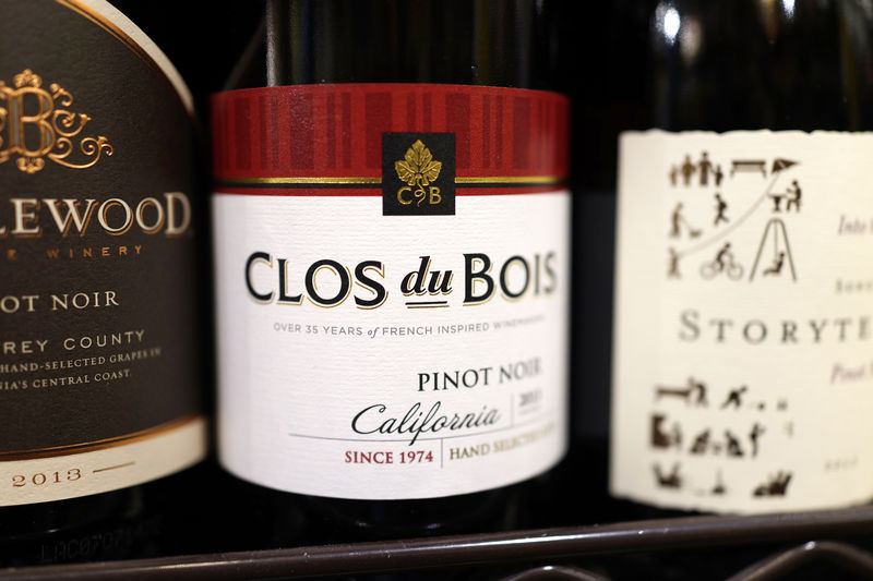© Reuters. A bottle of the wine Clos du Bois, a brand of Constellation Brands Inc., sits on a supermarket shelf in Los Angeles